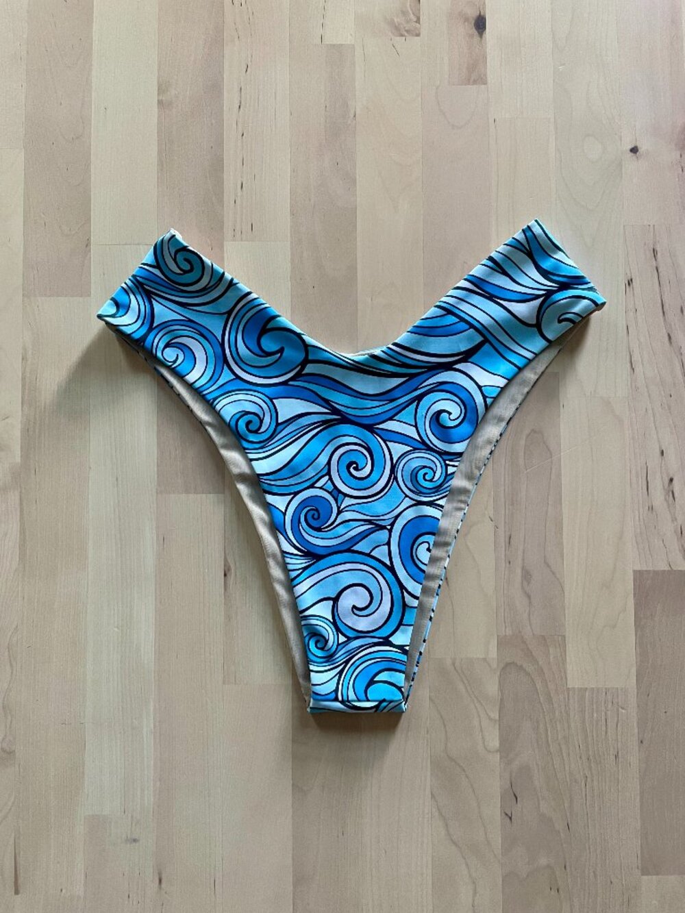 Booty Sculpted Sea Waves Brazilian High Cut V-Shape Bikini Bottoms size Medium